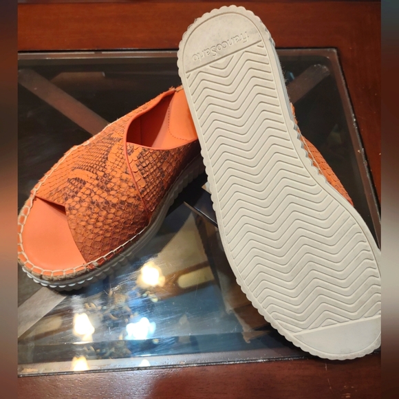 Platform Criss-Cross Strap Reptile Print Slip on Sandals! - Picture 4 of 4